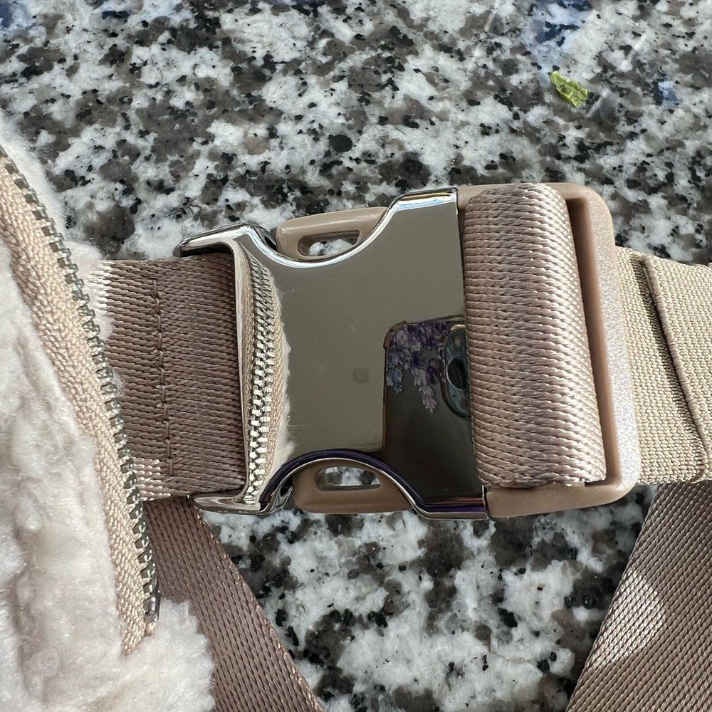 Lululemon Sherpa Everywhere Belt Bag Cream - Picture 6 of 6